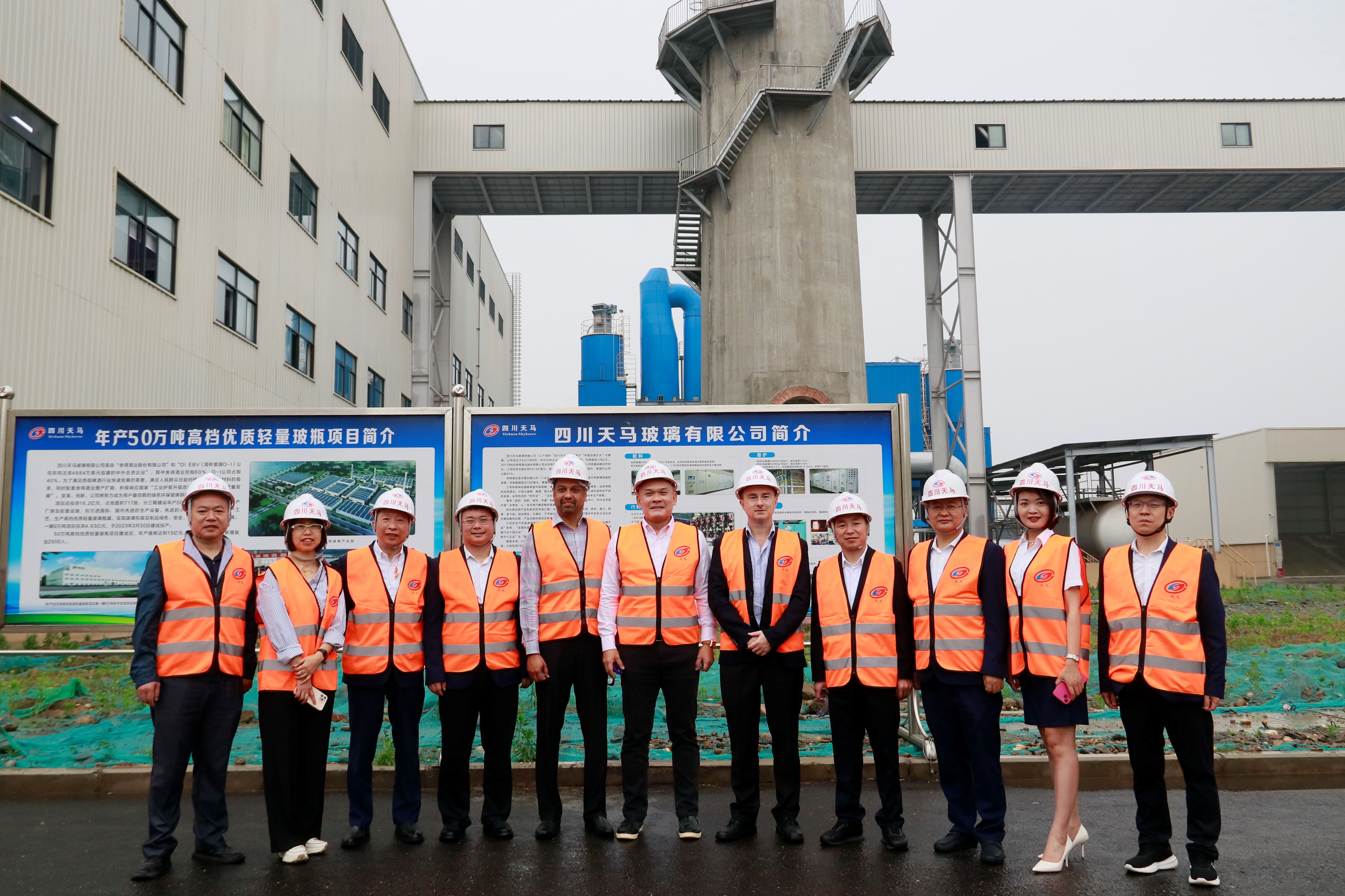 OI集团亚洲区总经理一行到四川天马进行考察交流(图1) OI集团亚洲区总经理一行到四川天马进行考察交流(图1)